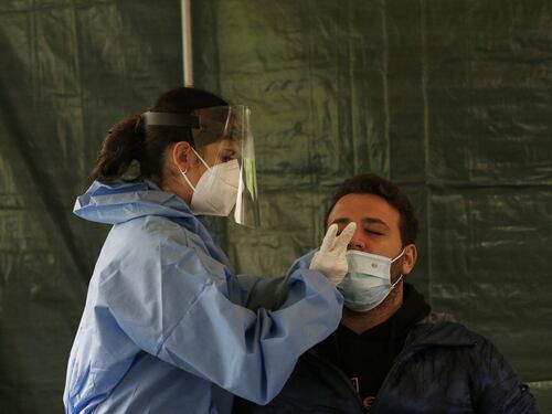 Bollettino coronavirus: contagi stabili, altri 699 morti