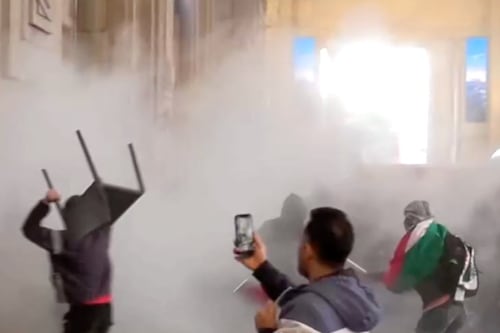 ProPal scatenati, assalto alla stazione di Milano: scontri con la polizia. Odio e violenza da Roma a Napoli