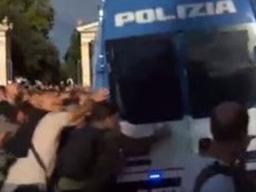 Scontri con la polizia alla manifestazioni dei "no green pass": 10mila persone a piazza del Popolo