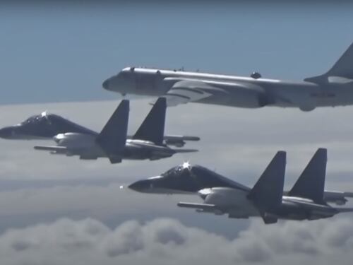 Taiwan, la Cina manda i bombardieri nucleari H-6: "Sono killer di portaerei"