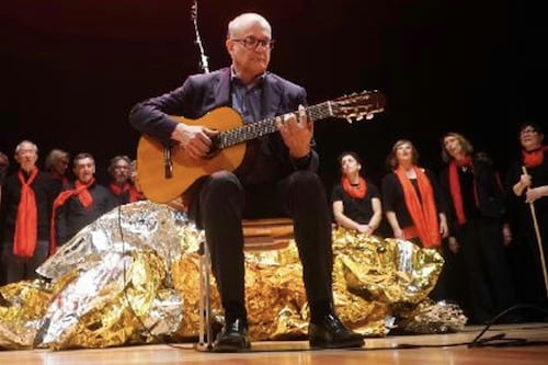 Festa del 25 aprile, Roberto Gualtieri suona "Bella ciao" alla chitarra