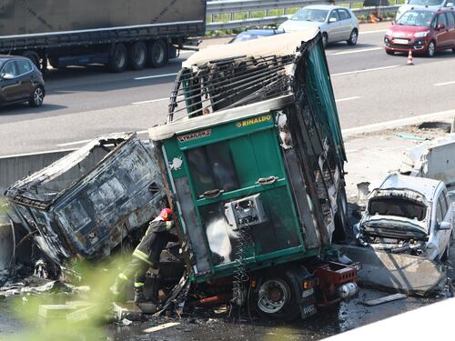 Tir invade la carreggiata opposta, si schianta e va a fuoco. Un ferito