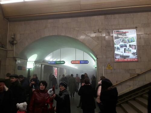 Esplosioni nella metro a San Pietroburgo, la fuga dall'inferno