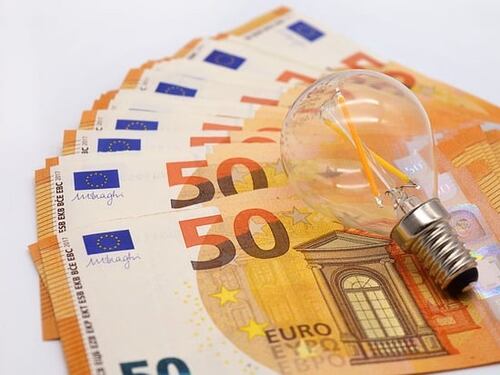 Famiglie, metà budget per energia e casa: le spese obbligate si mangiano tutto