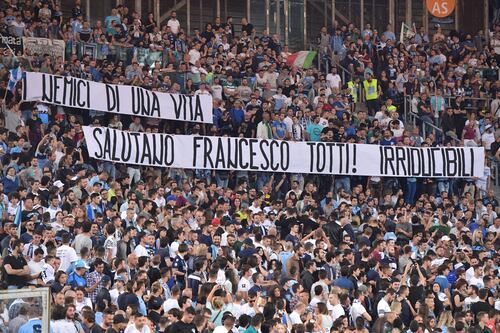 In Curva Nord spunta lo striscione per Totti: "I nemici ti salutano"