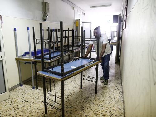 Caos scuola, "Niente mascherina seduti al banco", parla l'esperto del Cts