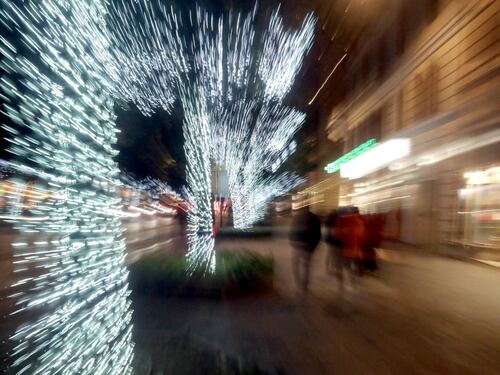 Via Veneto torna a brillare con le luminarie di Natale