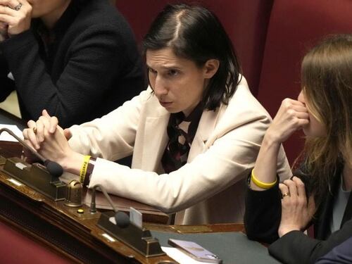 Sondaggi, il Pd torna in rosso: mazzata per Schlein. E il centrodestra cresce