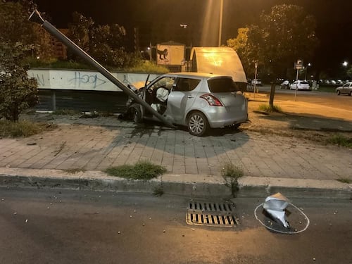 Ostiense, auto perde il controllo sulla Colombo: 18enne travolto e ucciso