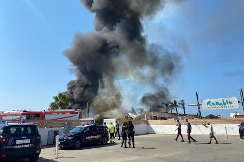 Maccarese, a fuoco lo stabilimento Rambla Beach: "Non si spegneva"