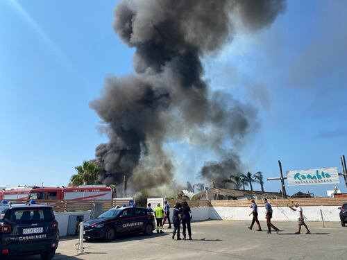 Maccarese, a fuoco lo stabilimento Rambla Beach: "Non si spegneva"