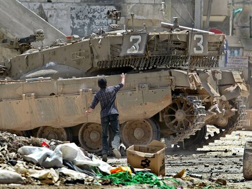 Rafah, tank israeliani avanzano verso il cuore della città: caccia ad Hamas