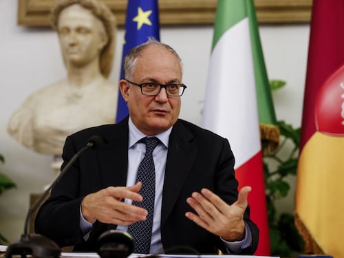 Ecco la Giunta di Gualtieri. Ma il sindaco di Roma non si fida: si tiene le deleghe più "ricche"