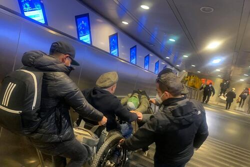 Incubo per i disabili a Termini: rotti ascensori e scale mobili, i romani li aiutano così