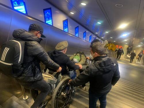 Incubo per i disabili a Termini: rotti ascensori e scale mobili, i romani li aiutano così
