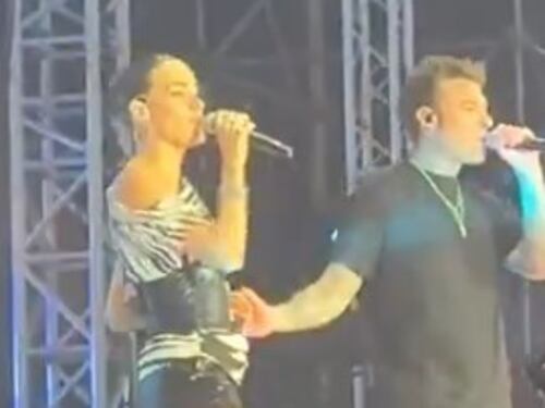 Clara, la domanda sul fidanzato che la spiazza e lo sguardo di Fedez che accende il gossip