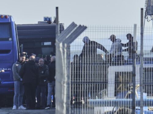 Migranti in Albania con le fascette ai polsi, Piantedosi smonta i teroremi della sinistra