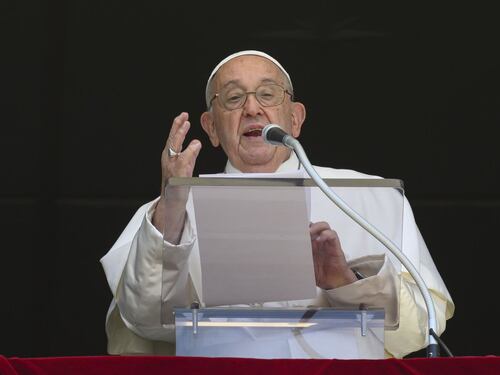 Vaticano, chi trama contro Papa Francesco e cosa c'è dietro la scomunica di Viganò