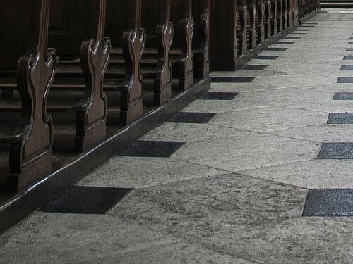 Ostia, chiesa imbrattata con le feci: "Anche sull'altare". Messa di riparazione