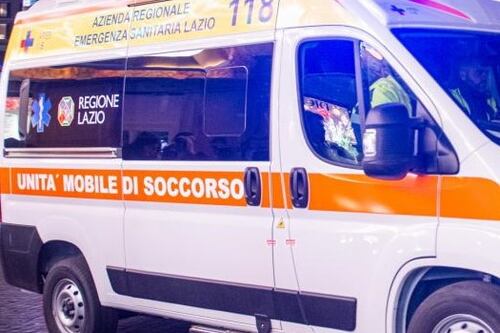 Salento, ambulanze in fila per otto ore: mancano medici e posti letto