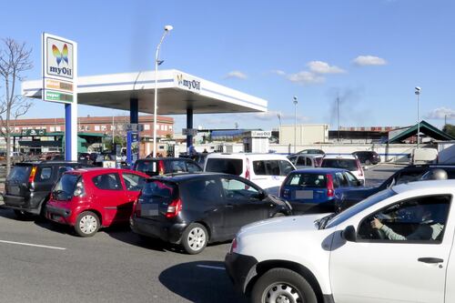 Prezzi benzina, rallentano ma non si fermano i rincari: i marchi che hanno aumentato i costi