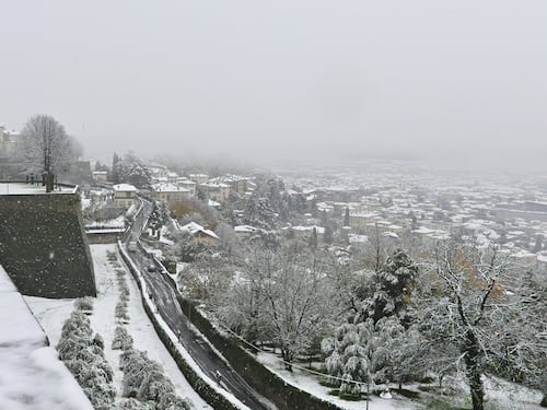 In Sardegna gelo e mareggiate, neve arriva anche in collina
