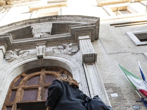 Odio rosso al Liceo Visconti: tensioni e foto a testa in giù dei giovani leghisti