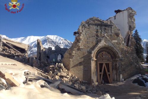 Ancora scosse ad Amatrice, crolla una parete della chiesa di Sant'Agostino
