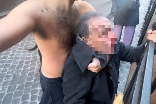 Roma, ladro sorpreso in casa durante il furto. Scappa e cade. Arrestato