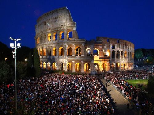 Ventimila fedeli al Colosseo per la Via Crucis di Papa Francesco