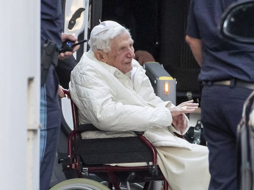 Benedetto XVI, i problemi respiratori e il peggioramento. Come sta Papa Ratzinger