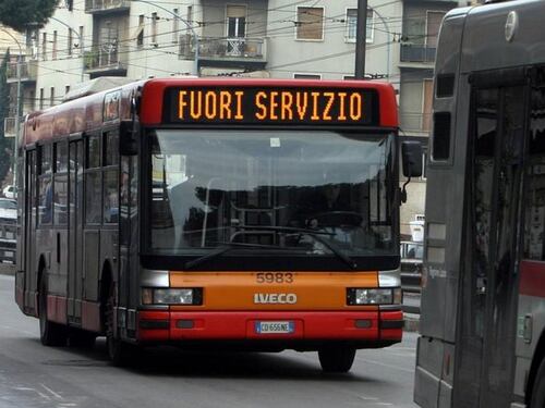 Torre Maura, verificatrice Atac chiede il biglietto: nigeriano tenta di accecarla