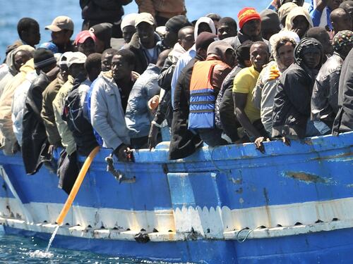 Allarme dei servizi: ventimila migranti in arrivo. Meloni (Fdi): "Subito blocco navale"