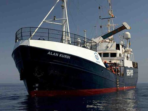 Caos migranti, le navi Ong fanno la fila davanti a Lampedusa