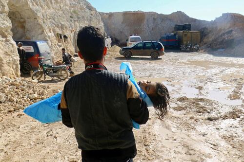 Siria, nuovi raid. Mosca difende Assad: gas tossici da un arsenale dei ribelli
