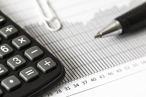 Economia, per gli italiani addio vizi e hobby. Soldi spesi tutti in bollette