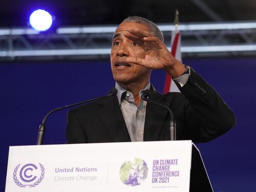 Cop26, Barack Obama accolto come una rockstar. Ma una «gretina» lo fulmina: accordi non rispettati