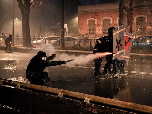 Catapulte, bombe e jammer: l'arsenale dell'odio rosso. Crosetto: da combattere come le Br