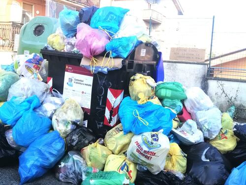 Troppi rifiuti a Roma, class action dei romani contro Ama. Tasse triplicate rispetto a Milano