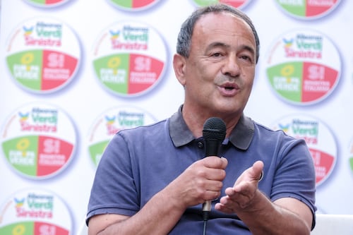 A Riace finisce l’era di Mimmo Lucano: da oggi la fascia tricolore passa al vice
