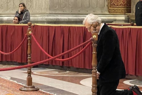 Funerali Ratzinger, Vittorio Sgarbi in ginocchio davanti a Papa Benedetto XVI