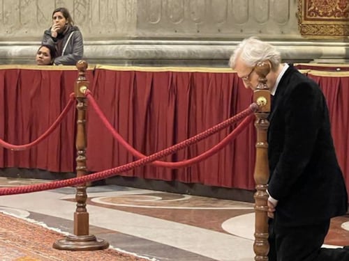 Funerali Ratzinger, Vittorio Sgarbi in ginocchio davanti a Papa Benedetto XVI