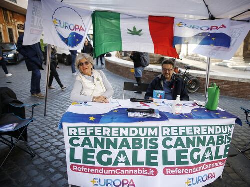 Il derby tra deputati e referendum per legalizzare la cannabis