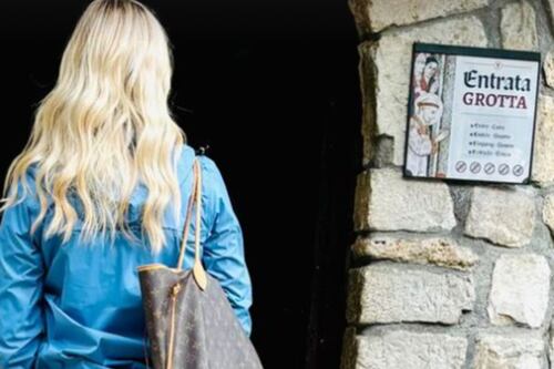 Boccia a Greccio, "attenzione a come pensi": lo scatto nel luogo di Sangiuliano