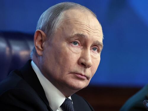 Putin: gli europei dietro a Biden come se fossero dei "porcellini"