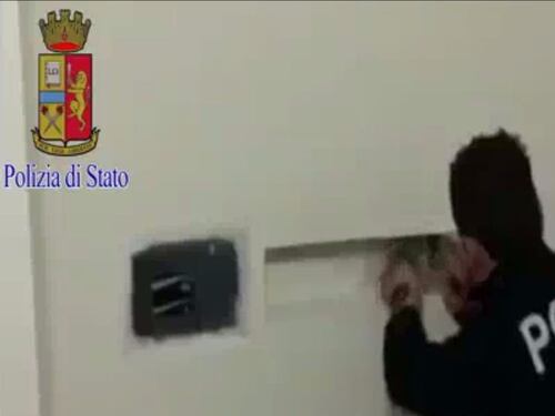 Segregata in casa dal compagno e costretta in ginocchio per ore davanti ai figli a Roma