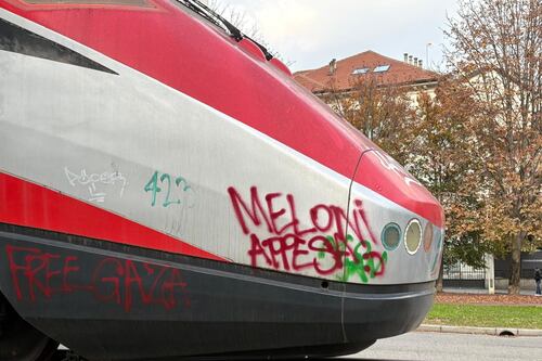 Choc al corteo di Torino. Sul treno appare la scritta "Meloni appesa"