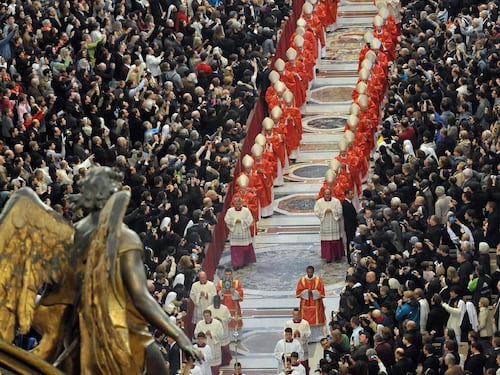 Conclave al via, dalla messa alla prima fumata. Il cardinale Re: "Il nuovo Papa risvegli le coscienze"