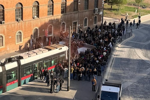 Sciopero e cortei, alta tensione: manifestanti bloccano un tram a piazza Venezia | VIDEO