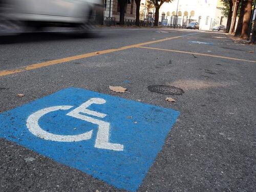 Stretta sulla sosta selvaggia. Super-multe per chi parcheggia sul posto disabili